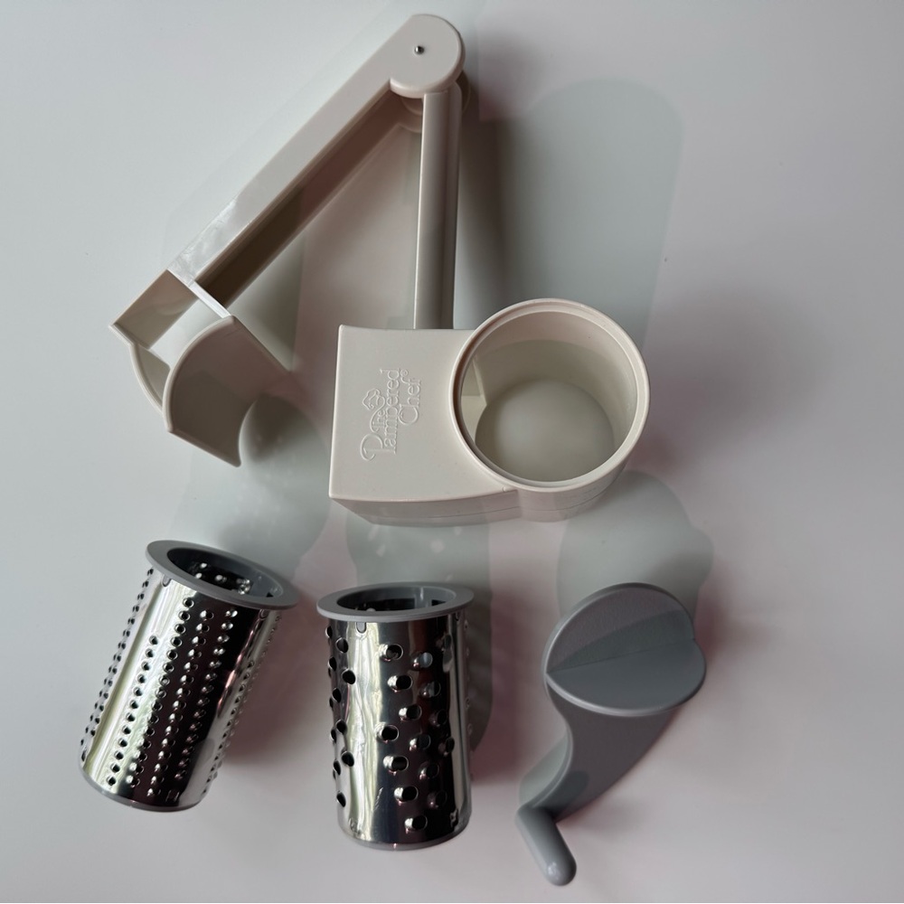 Pampered Chef Deluxe Cheese rotary Grater with 2 blade attachments Course Fine